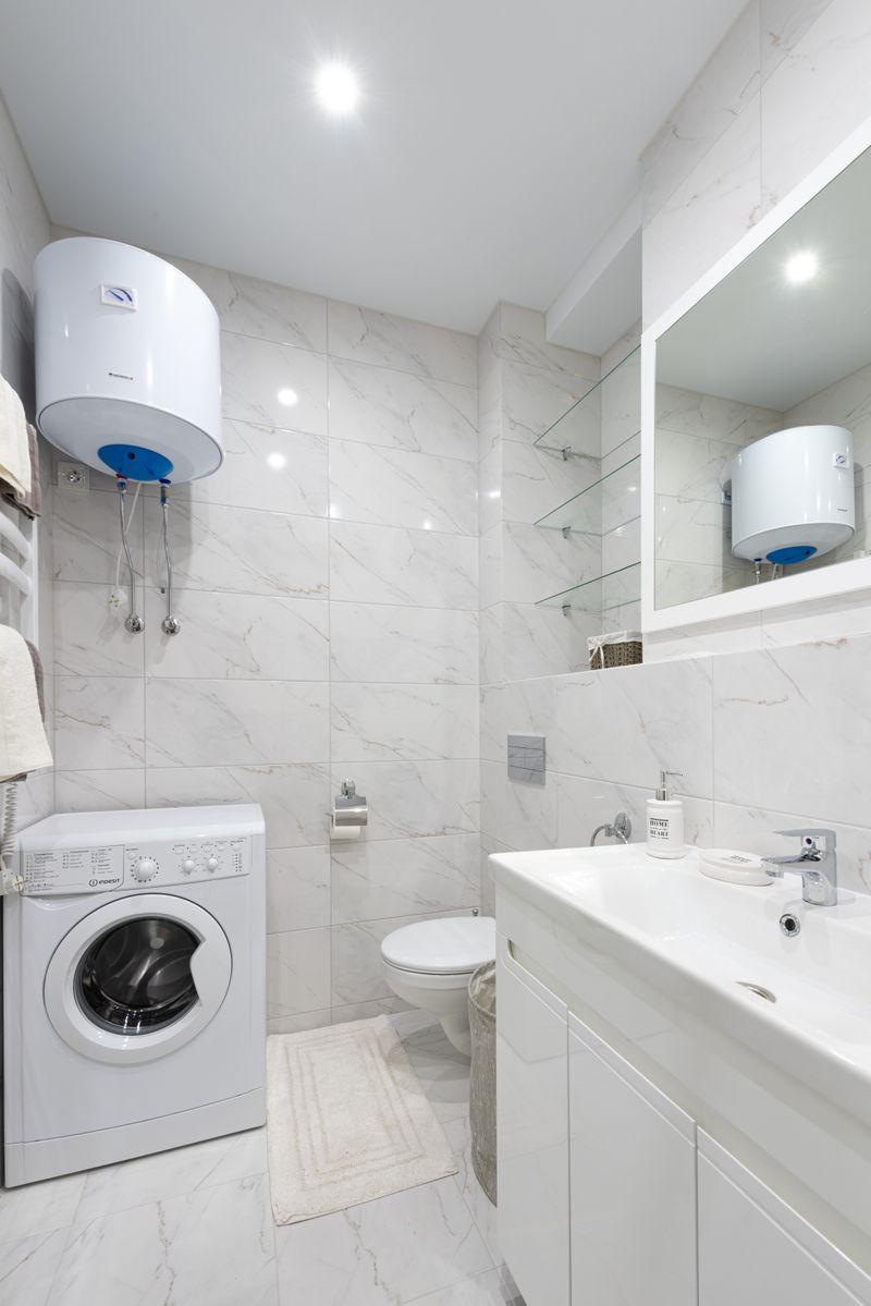 Máquina de lavar e equipamentos de uma casa de banho